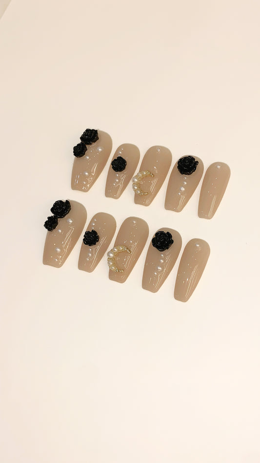 ヌードベージュ × ブラックローズネイル